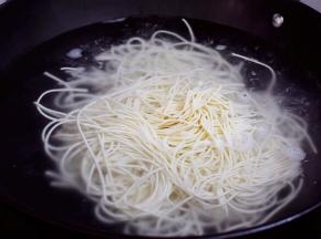 锅中倒入适量的清水烧开，放入面条