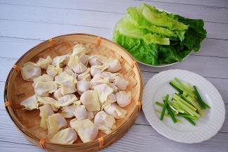 依次做完所有的云吞皮，生菜洗净沥干水分备用，葱切寸段，芹菜去叶洗净切寸段

