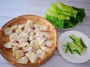 依次做完所有的云吞皮，生菜洗净沥干水分备用，葱切寸段，芹菜去叶洗净切寸段

