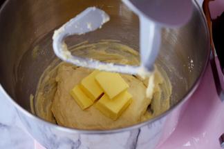 大约10分钟后加入黄油，继续启动3档快速揉面
