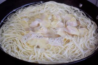 煮至面条快熟时再放入云吞