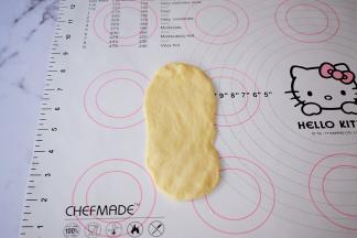取一个面团擀成长舌状