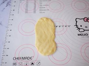 取一个面团擀成长舌状