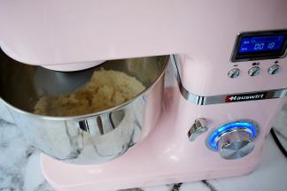 把中种材料全放入海氏厨师机中，启动揉面程序，揉成光滑的面团即可

