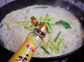 淋入香油即可