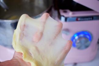 直到揉至完全阶段，就是可以拉出薄薄的膜即可
