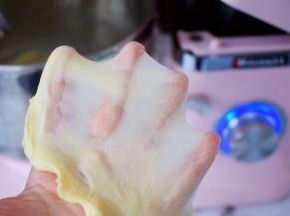 直到揉至完全阶段，就是可以拉出薄薄的膜即可
