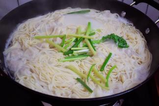 出锅前放入葱段、芹菜段