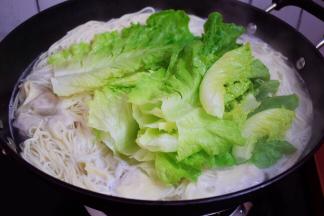 煮至面条和云吞熟后加入生菜