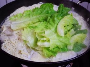 煮至面条和云吞熟后加入生菜