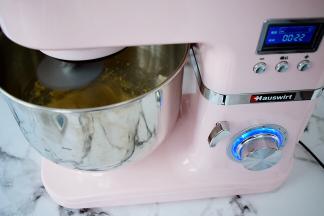 启动1档慢速揉成团，再转3档快速揉成光滑的面团