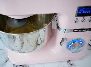 启动1档慢速揉成团，再转3档快速揉成光滑的面团