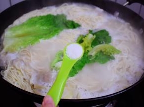 加入盐调味