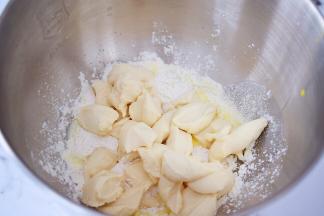 把主面团除了黄油按先液体再固定的顺序加入，再把发酵好的中种面团剪成小块放进去