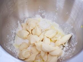 把主面团除了黄油按先液体再固定的顺序加入，再把发酵好的中种面团剪成小块放进去