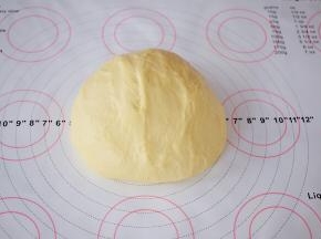 取出揉圆盖上保鲜膜醒发20分钟