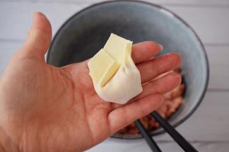 利用虎口收口，然后收口捏紧实