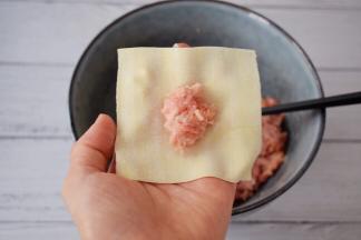 取一片云吞皮，放入猪肉末