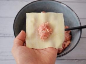 取一片云吞皮，放入猪肉末