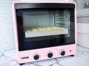 放入预热好的海氏烤箱，上下火160度，中层20分钟，烤好取出晾至手温后密封保存

