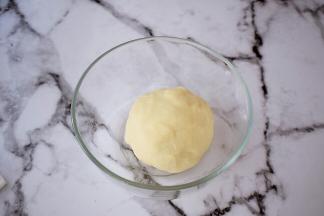 取出放在容器中，盖上保鲜膜放温暖处发酵至原来的3-4倍大