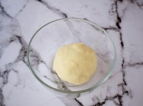 取出放在容器中，盖上保鲜膜放温暖处发酵至原来的3-4倍大