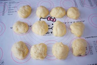 再分成12份相同大小的小面团，揉圆盖上保鲜膜醒发15分钟