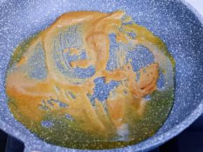 小火将好侍百梦多咖喱炒融化！