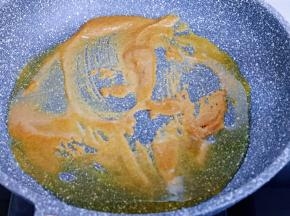 小火将好侍百梦多咖喱炒融化！