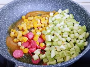 待好侍百梦多咖喱融化后，加入时蔬。