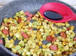 加入生抽，翻炒均匀。（使用好侍百梦多咖喱无需过多调味）