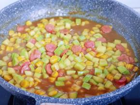 再加入半小碗纯净水，将时蔬烧熟即可出锅。整个厨房飘着百梦多咖喱的香味！真让人垂涎欲滴！