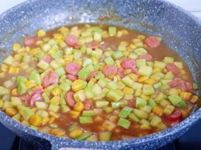 再加入半小碗纯净水，将时蔬烧熟即可出锅。整个厨房飘着百梦多咖喱的香味！真让人垂涎欲滴！