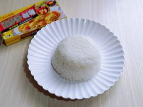 盛出装盘，将一碗熟米饭倒扣在盘子中间，四周倒入咖喱时蔬！