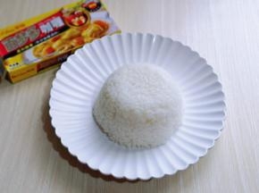 盛出装盘，将一碗熟米饭倒扣在盘子中间，四周倒入咖喱时蔬！