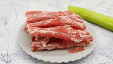 准备肥牛与丝瓜。