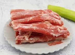 准备肥牛与丝瓜。