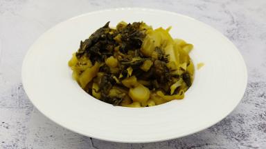 酸菜切小块备用。