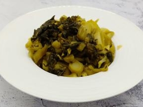 酸菜切小块备用。