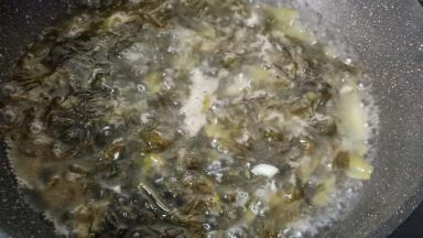 锅里加适量的油，把生姜，蒜炒香，加酸菜翻炒出香味，加适量的开水。