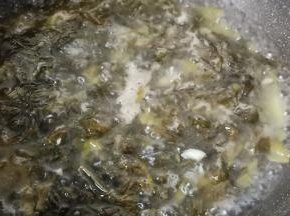 锅里加适量的油，把生姜，蒜炒香，加酸菜翻炒出香味，加适量的开水。