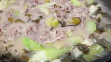 肥牛烫熟，加点味精。