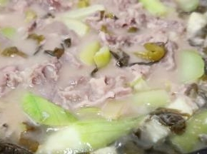 肥牛烫熟，加点味精。