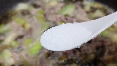 细盐调味即可盛盘。