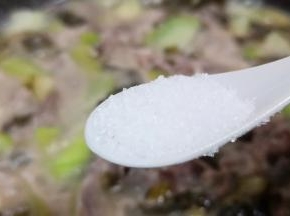 细盐调味即可盛盘。