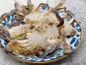 螃蟹准备4只，个个都好肥。用剪刀剪去蟹脚、挑开蟹壳、去腮剪块。