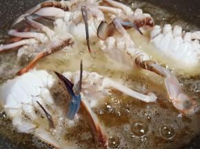 螃蟹横切面沾上面粉，油温五成热下油锅炸。