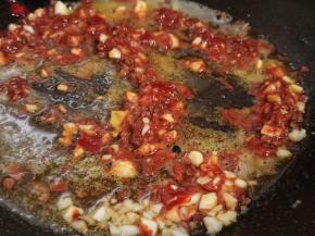 锅里留一点底油，下郫县豆瓣酱、蒜泥、花椒炒香。