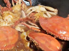 汤汁要没过螃蟹，可以尝一下汤汁味道，口味重的可以适当加点盐，开锅后盖锅中火炖5分钟，期间可以再搅拌一两次，待稍收汁后出锅。