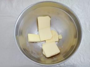 称出90克黄油提前放温室软化。
使用温室鸡蛋，蛋黄蛋白分离，取蛋黄部分。